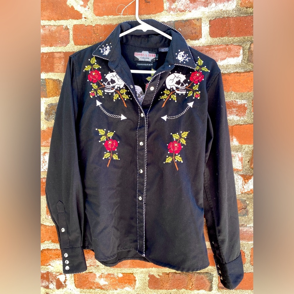 Size M scull and roses rhinestone rodeo shirt